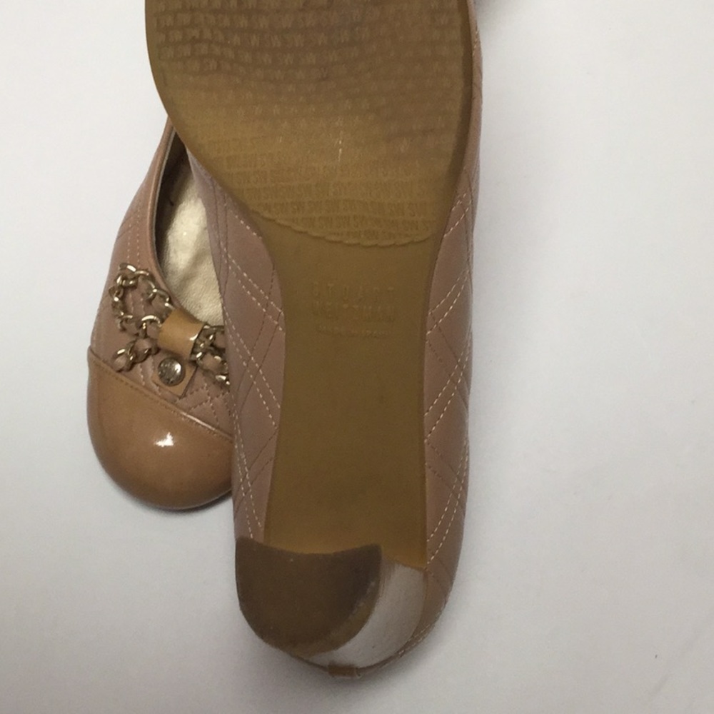 Stuart Weitzman Nude Leather quilted pump with patent toe cap and gold bow 8.5 - Picture 6 of 9
